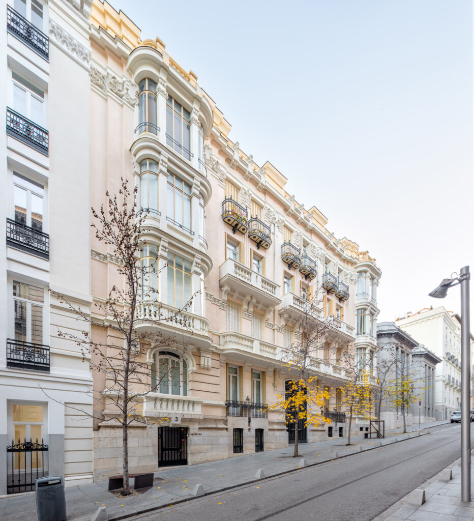 Fachada del edificio de viviendas. Fotografía de la fachada del edificio de viviendas.