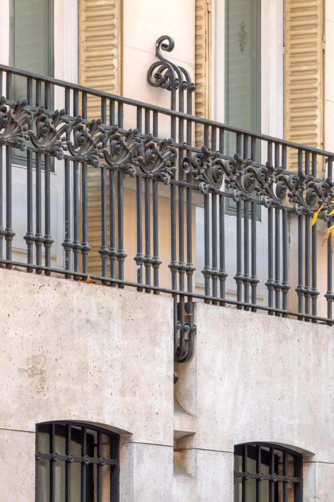 Detalle de los cerramientos de forja del cuerpo bajo. Fotografía de detalle de los cerramientos de forja del cuerpo bajo.