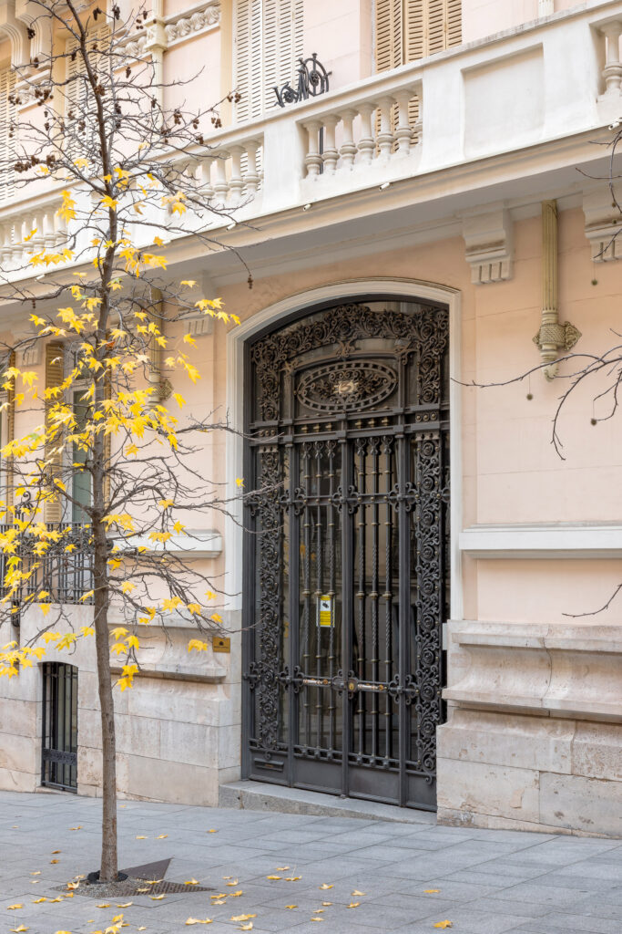 Puerta de acceso al edificio. Fotografía de la puerta de acceso al edificio.