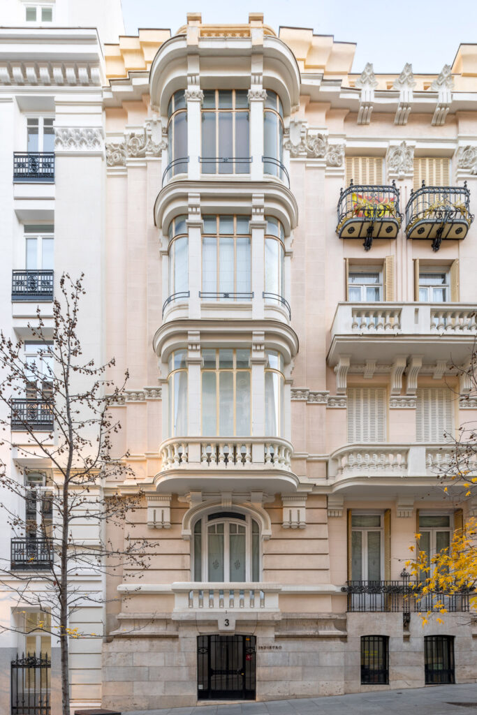 Ventanales laterales de la fachada. Fotografía de los ventanales laterales de la fachada.