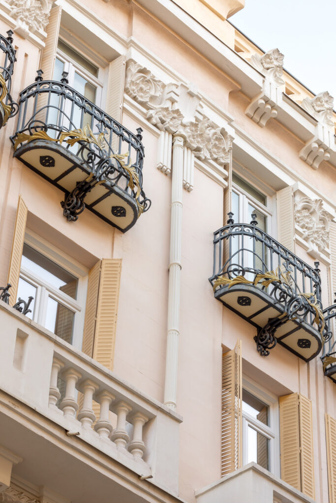Cerramiento de los balcones superiores. Fotografía del cerramiento de los balcones superiores.