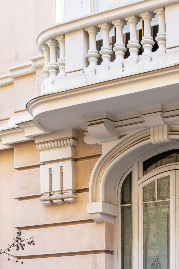 Detalle de los balcones del piso principal. Fotografía de detalle de los balcones del piso principal.