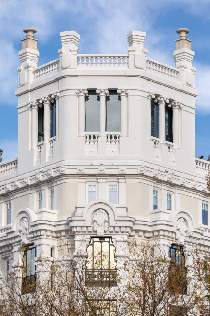 Torreón sobre el chaflán. Fotografía del torreón sobre el chaflán.