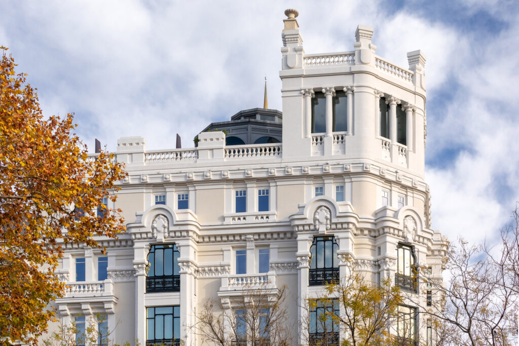Balaustrada sobre la cornisa. Fotografía de la balaustrada sobre la cornisa.