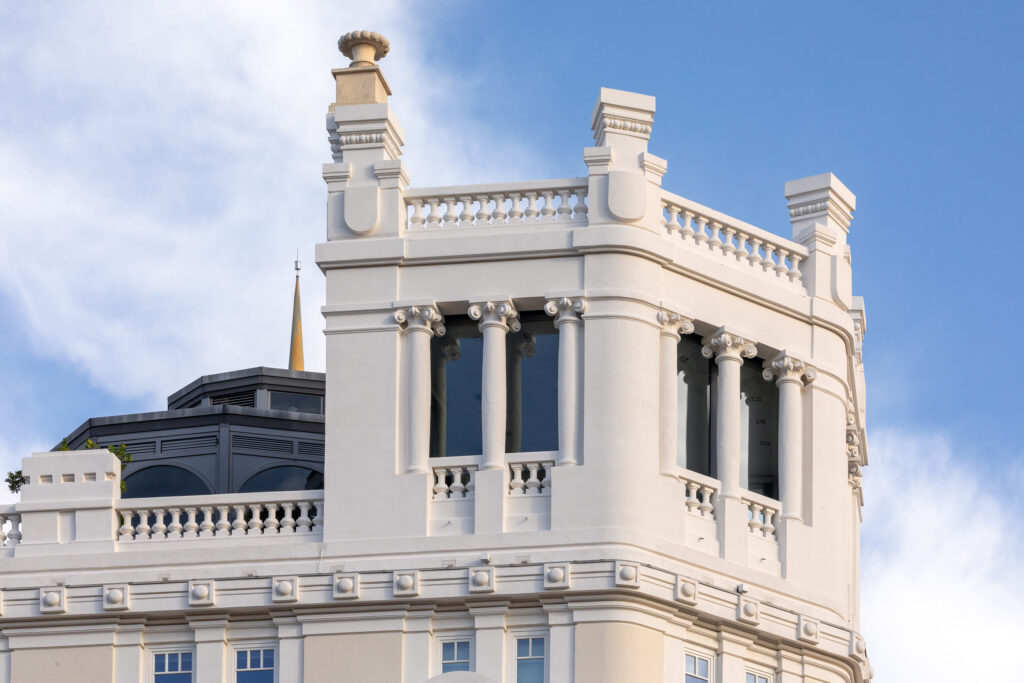 Vista lateral del torreón rematado con pináculos. Fotografía de la vista lateral del torreón rematado con pináculos.