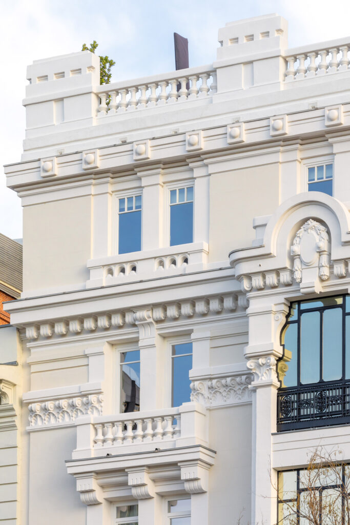 Detalle de la verticalidad de los ventanales. Fotografía de detalle de la verticalidad de los ventanales.