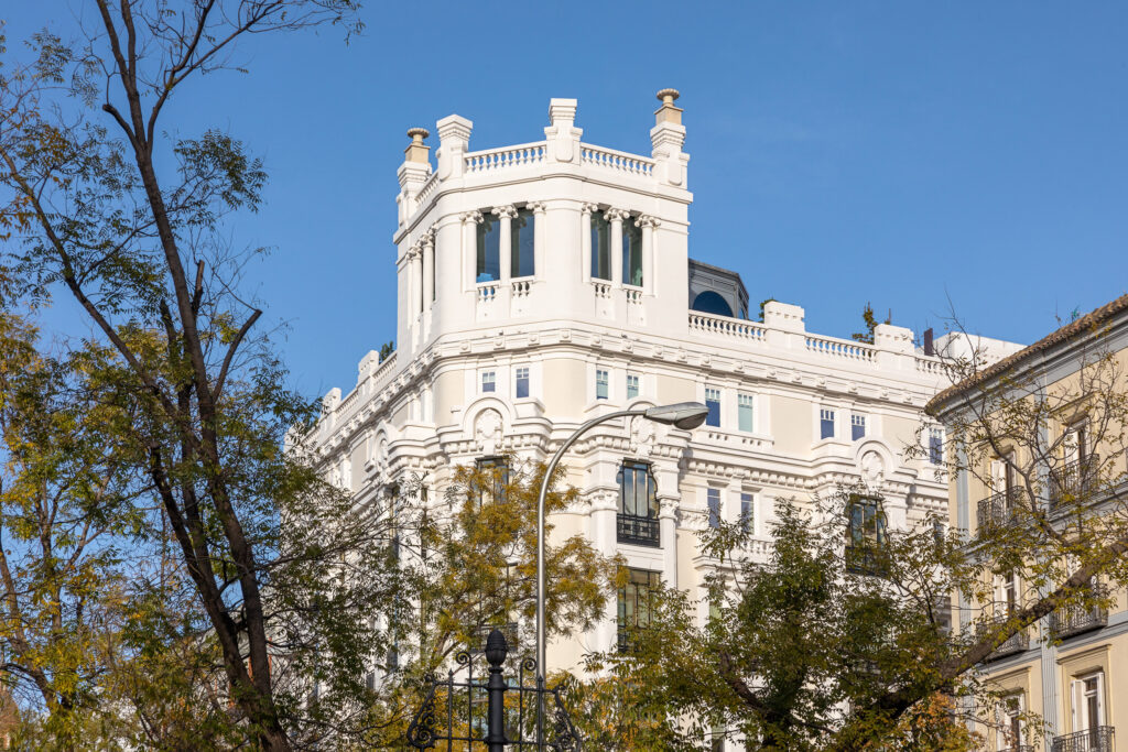 Vista del torreón hexagonal sobre el chaflán y detrás el torreón cilíndrico sobre la azotea. Fotografía de la vista del torreón hexagonal sobre el chaflán y detrás el torreón cilíndrico sobre la azotea.