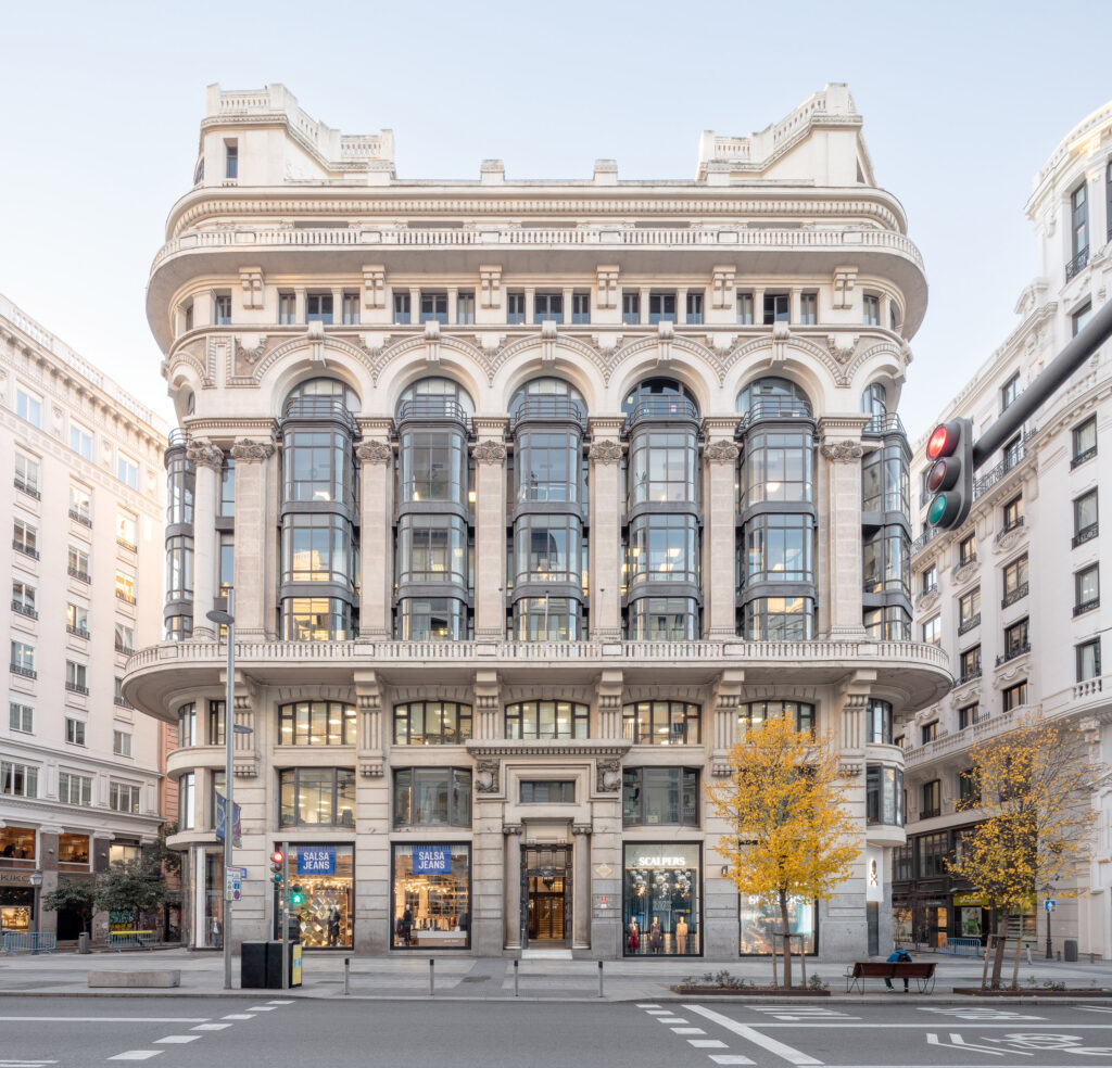 Fachada principal de la calle Gran Vía. Fotografía de la fachada principal de la calle Gran Vía.