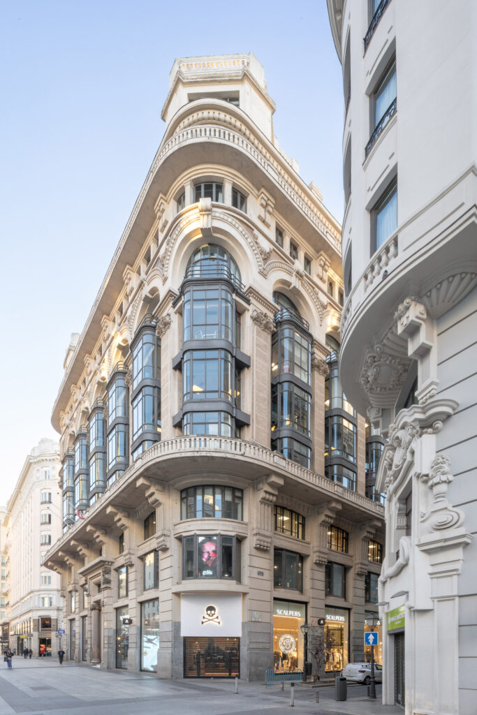 Aspecto redondeado de las esquinas del edificio. Fotografía del aspecto redondeado de las esquinas del edificio.