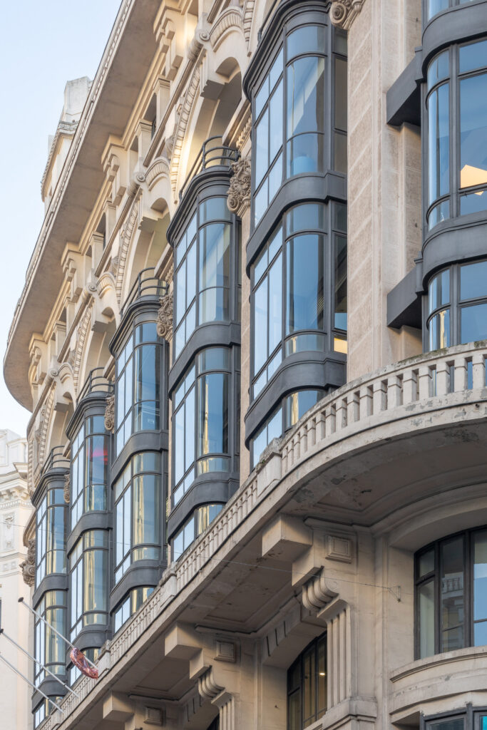 Protagonismo del acero y el cristal en los miradores del segundo cuerpo. Fotografía del protagonismo del acero y el cristal en los miradores del segundo cuerpo.
