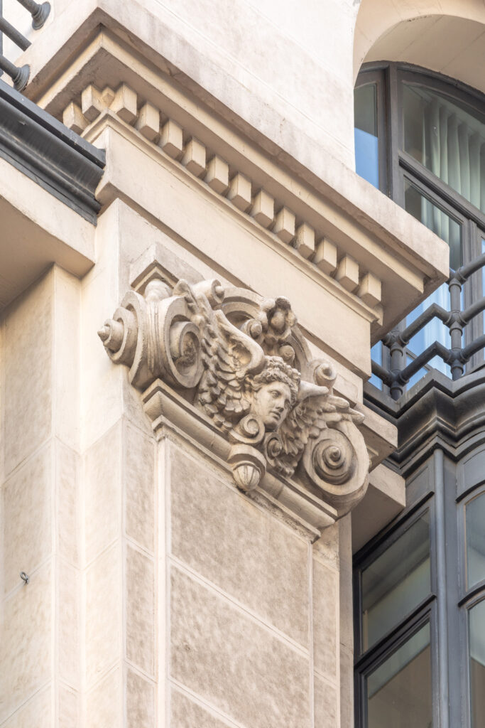 Capitel jónico del segundo cuerpo del edificio. Fotografía del capitel jónico del segundo cuerpo del edificio.