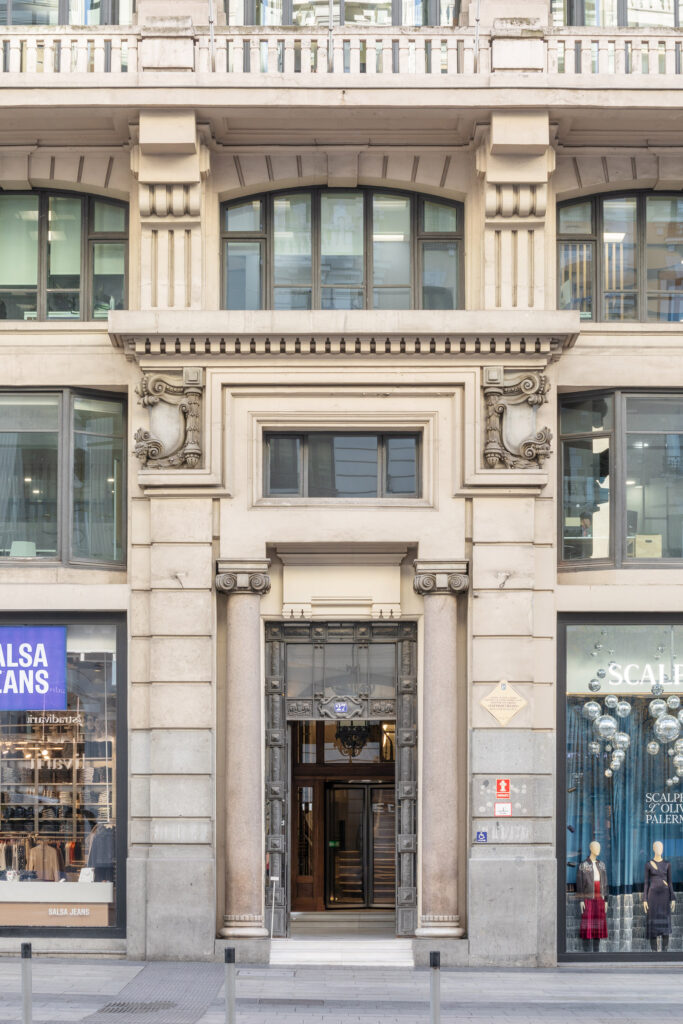 Puerta de acceso de Gran Vía. Fotografía de la puerta de acceso de Gran Vía.