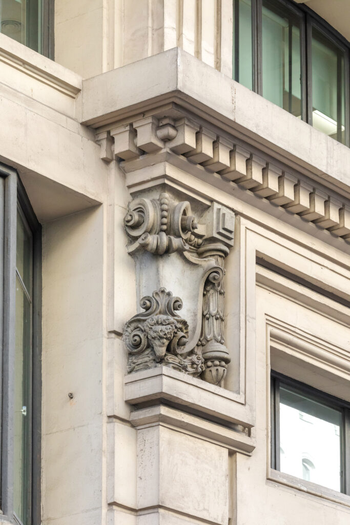 Decoraciones escultóricas de la puerta de Gran Vía. Fotografía de las decoraciones escultóricas de la puerta de Gran Vía.