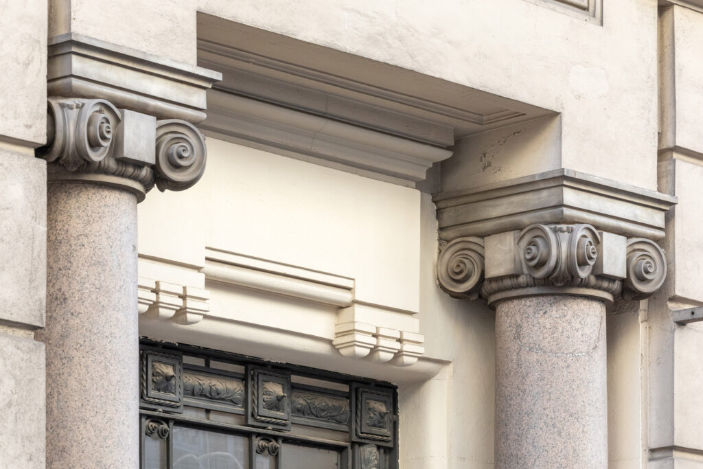 Detalle de las columnas de la puerta. Fotografía de detalle de las columnas de la puerta.