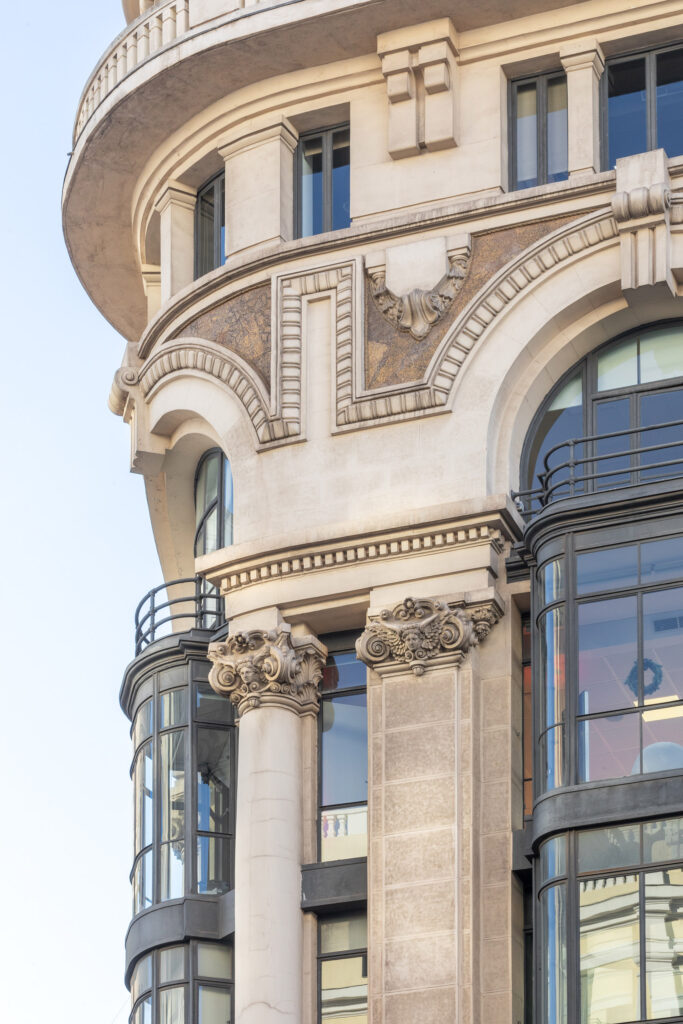 Decoraciones de trecandis dorado en los arcos superiores. Fotografía de las decoraciones de trecandis dorado en los arcos superiores.