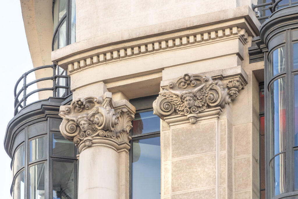 Detalle de los capiteles del segundo cuerpo. Fotografía de detalle de los capiteles del segundo cuerpo.