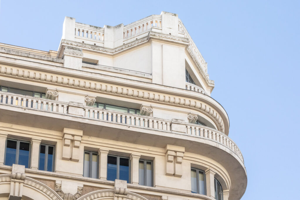 Retranqueo de los dos últimos pisos a partir de un balcón corrido. Fotografía del retranqueo de los dos últimos pisos a partir de un balcón corrido.