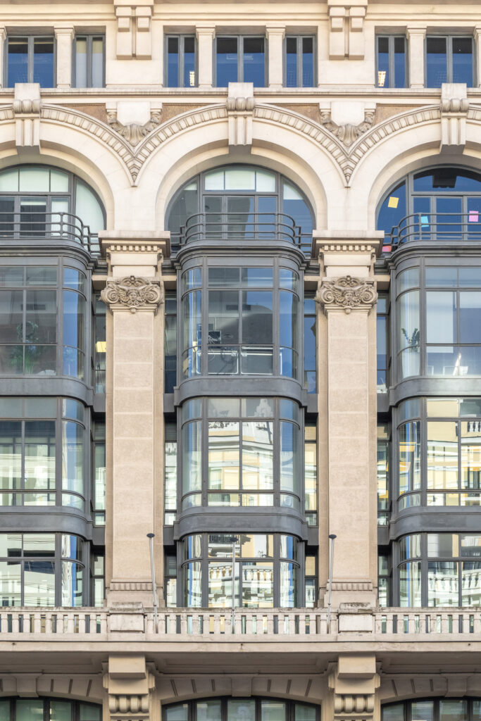Orden gigante del segundo cuerpo con miradores en los intercolumnios. Fotografía del orden gigante del segundo cuerpo con miradores en los intercolumnios.