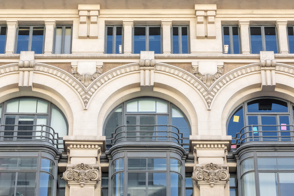 Enjutas de los arcos con decoraciones cerámicas. Fotografía de las enjutas de los arcos con decoraciones cerámicas.