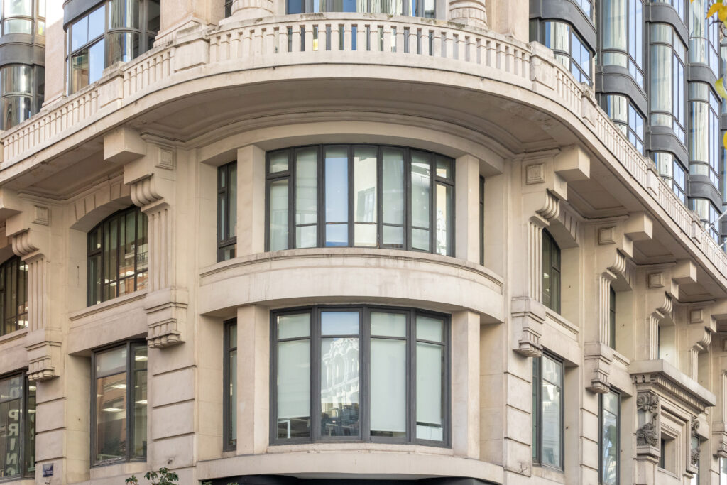 Detalle de los ventanales de las esquinas. Detalle de los ventanales de las esquinas.