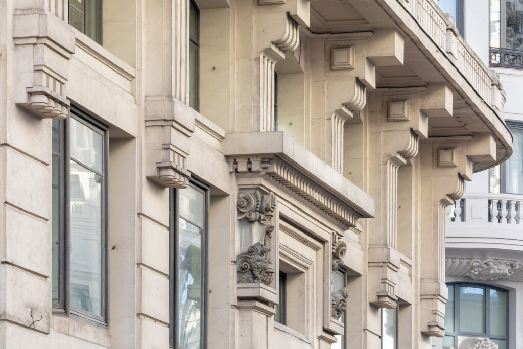 Detalle de las grandes ménsulas decoradas con triglifos que sujetan el primer balcón corrido. Fotografía de detalle de las grandes ménsulas decoradas con triglifos que sujetan el primer balcón corrido.