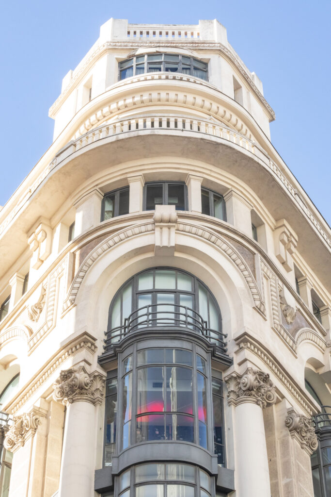 Detalle de los arcos peraltados en las esquinas del edificio. Fotografía de detalle de los arcos peraltados en las esquinas del edificio.