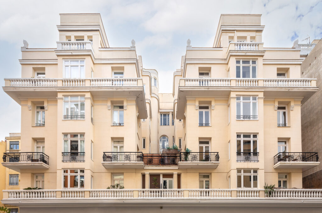 El edificio de Viriato n.º 20 está formado por dos bloques separados por un patio central. Fotografía del edificio de Viriato n.º 20 está formado por dos bloques separados por un patio central.