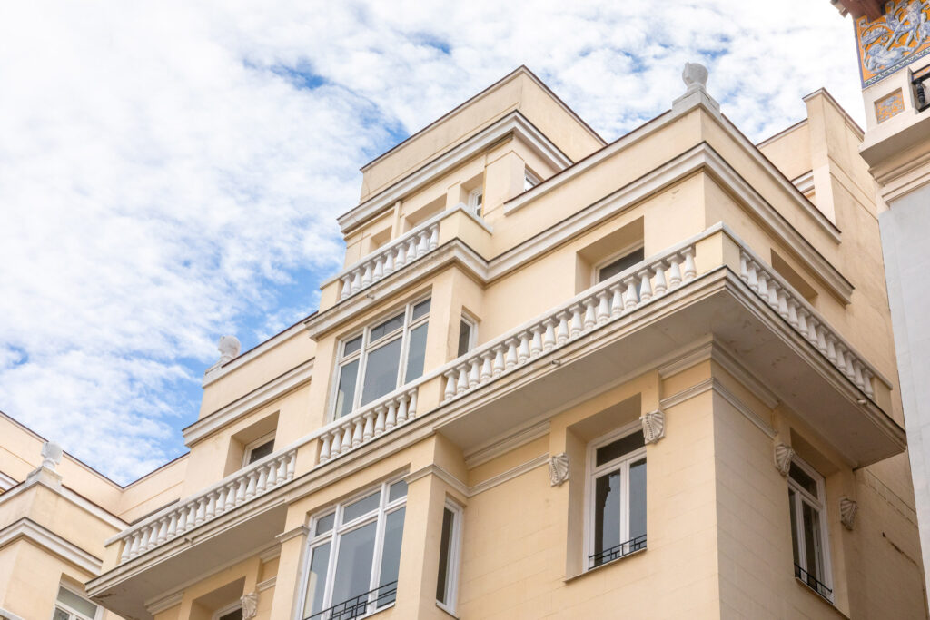 Las terrazas de Viriato n.º 20 mantiene las balaustradas comunes en la obra de Palacios. Fotografía de las terrazas de Viriato n.º 20 mantiene las balaustradas comunes en la obra de Palacios.