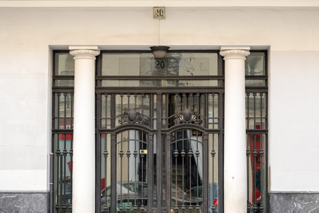 Portal de acceso a los edificios de Viriato n.º 20. Fotografía del portal de acceso a los edificios de Viriato n.º 20.