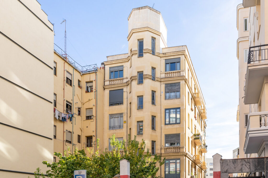 El torreón que remata el cuerpo de escaleras de Viriato n.º 22 carece de remates ornamentales. Fotografía del torreón que remata el cuerpo de escaleras de Viriato n.º 22 carece de remates ornamentales.