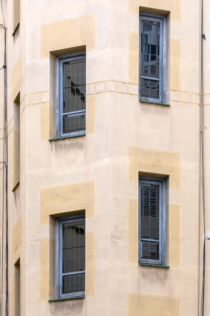 El cuerpo octogonal de Viriato n.º 22 aloja las escaleras de comunicación vertical. Fotografía del cuerpo octogonal de Viriato n.º 22 aloja las escaleras de comunicación vertical.