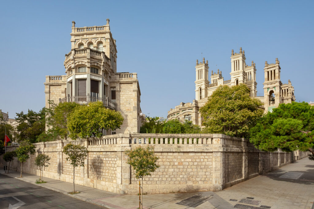 Vista exterior de la iglesia y de uno de los pabellones del hospital. Fotografía de la vista exterior de la iglesia y de uno de los pabellones del hospital.