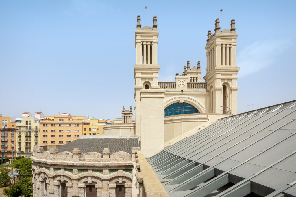 Vista posterior de las torres de la iglesia. Fotografía de la vista posterior de las torres de la iglesia.
