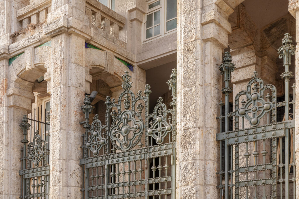 Detalle de los cerramientos metálicas. Fotografía de detalle de los cerramientos metálicas.