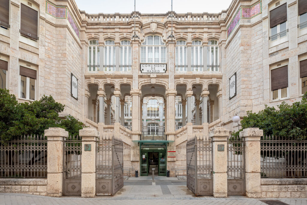Acceso al pabellón principal del hospital. Fotografía de acceso al pabellón principal del hospital.