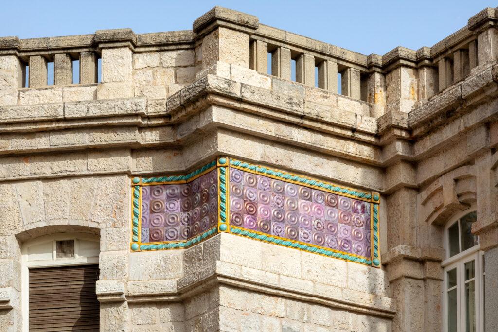 Detalle de la decoración cerámica en las fachadas. Fotografía de detalle de la decoración cerámica en las fachadas.