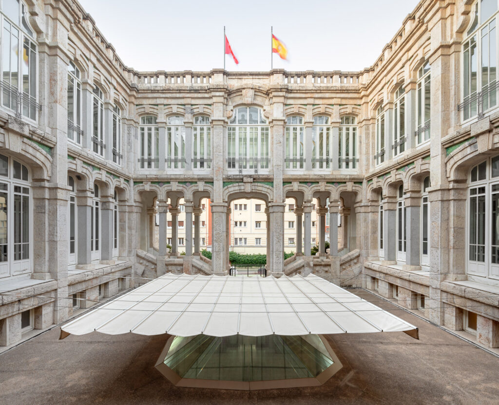 Vestíbulo abierto de acceso al hospital. Fotografía del vestíbulo abierto de acceso al hospital.