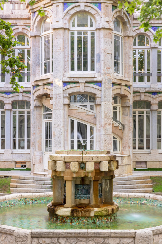 Fuente en el patio principal. Fotografía de la fuente en el patio principal.