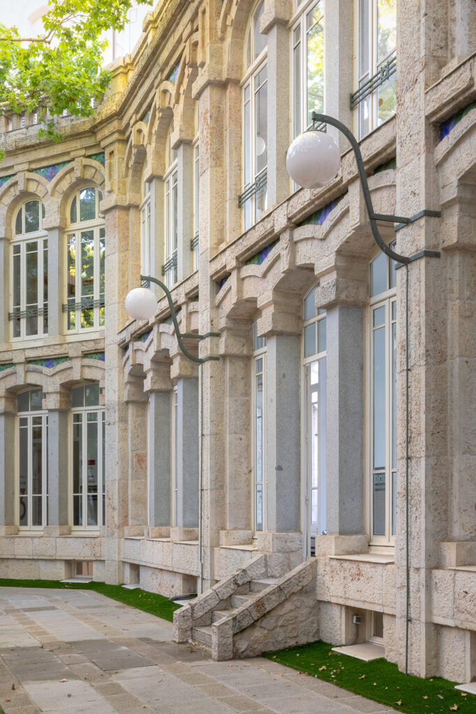 Escalera de comunicación del patio con las galerías interiores. Fotografía de la escalera de comunicación del patio con las galerías interiores.