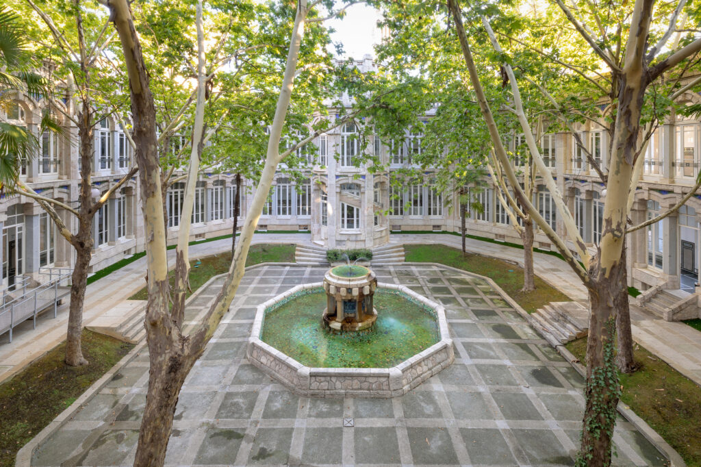 Patio central de planta octogonal. Fotografía del patio central de planta octogonal.