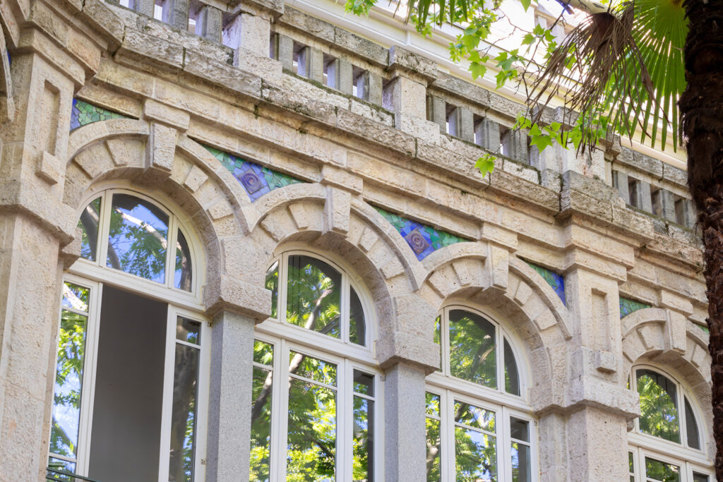 Enjutas de los arcos del patio con decoración de azulejos. Fotografía de las enjutas de los arcos del patio con decoración de azulejos.