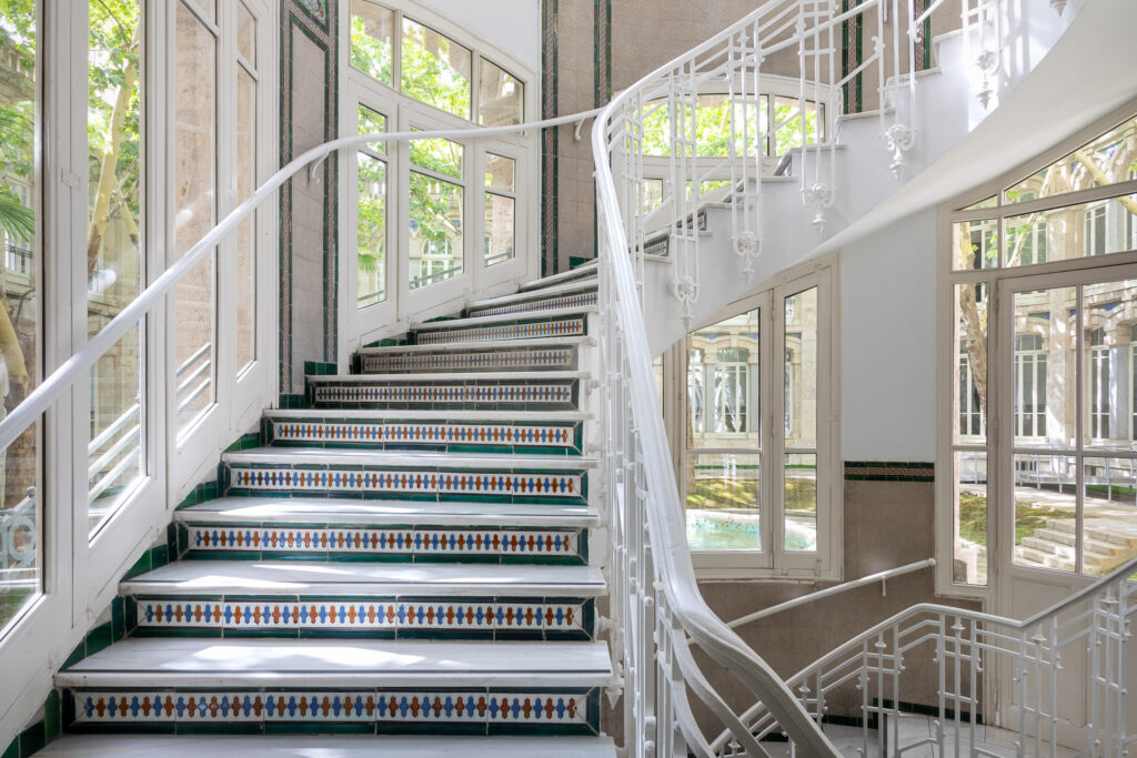 Escaleras de comunicación interior con decoración de azulejos. Fotografía de las escaleras de comunicación interior con decoración de azulejos.