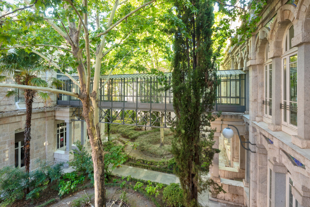 Pasarela metálica de comunicación entre el hospital y el pabellón de consultas y cirugía. Fotografía de la pasarela metálica de comunicación entre el hospital y el pabellón de consultas y cirugía.