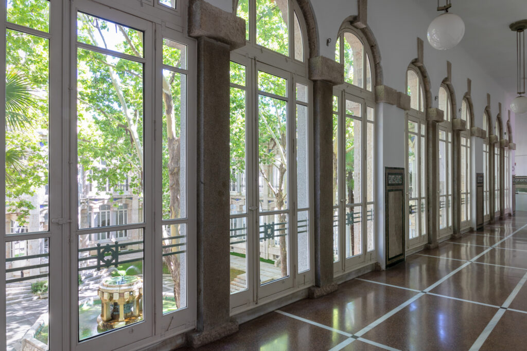 Galerías de circulación en torno al patio. Fotografía de las galerías de circulación en torno al patio.