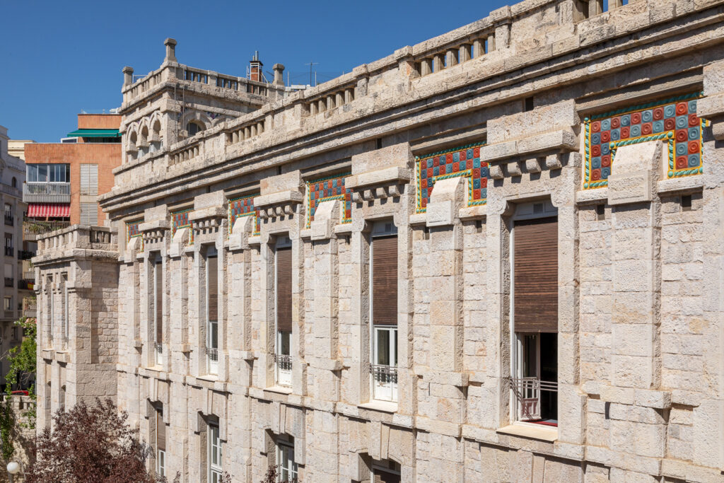 Detalles del uso de la piedra caliza sin labrar combinada con decoración de azulejos. Fotografía de los detalles del uso de la piedra caliza sin labrar combinada con decoración de azulejos.
