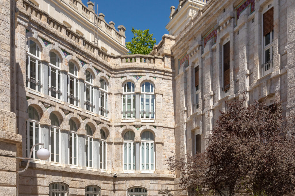 Vista de las fachadas exteriores de los pabellones hospitalarios. Fotografía de la vista de las fachadas exteriores de los pabellones hospitalarios.