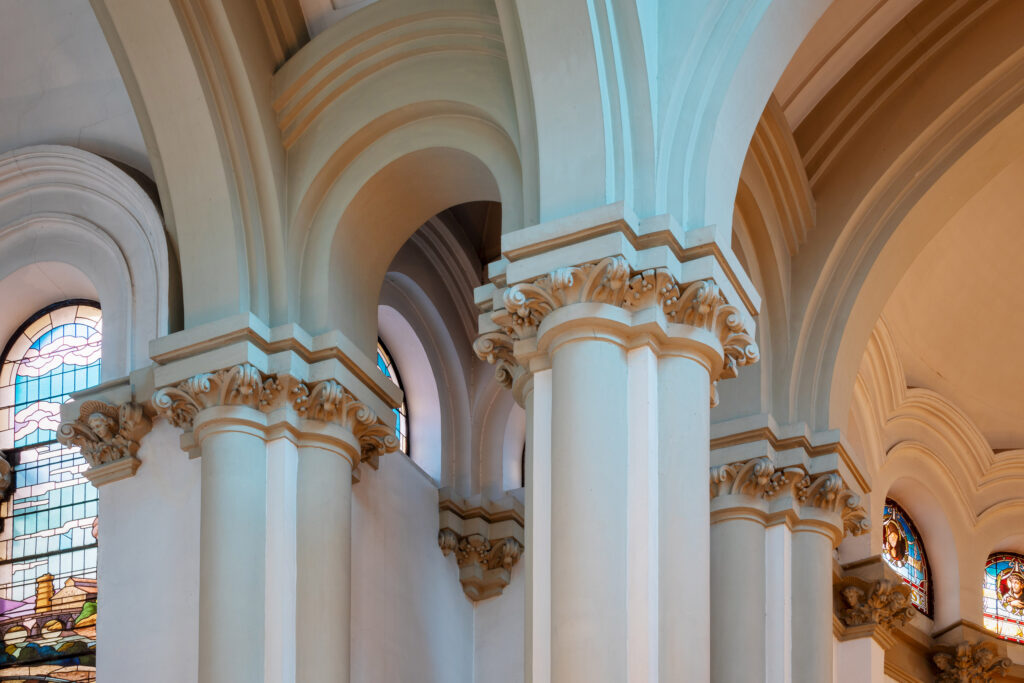 Arquerías interiores de la iglesia. Fotografía de las arquerías interiores de la iglesia.