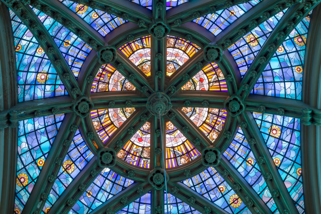 Vidrieras Maumejean en la iglesia del hospital. Fotografía de las vidrieras Maumejean en la iglesia del hospital.