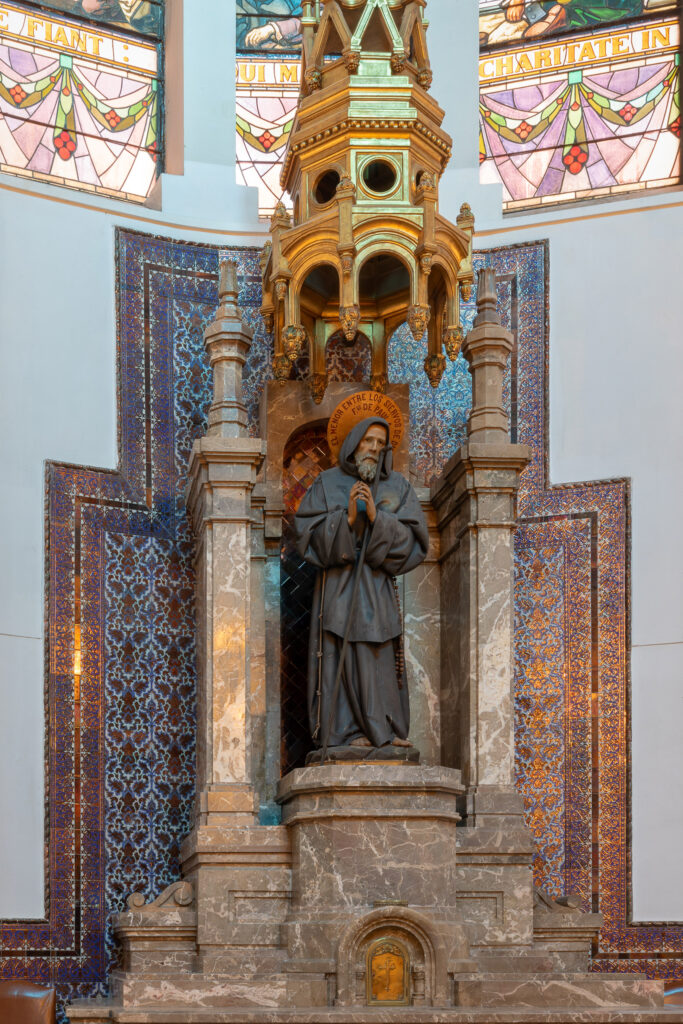 Detalle interior de la iglesia con decoraciones de azulejos. Fotografía de detalle interior de la iglesia con decoraciones de azulejos.