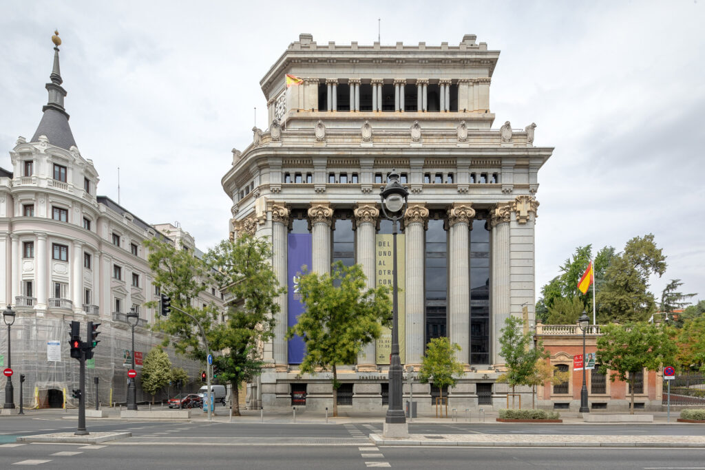 Fachada lateral hacia la calle Alcalá. Fotografía de la fachada lateral hacia la calle Alcalá.